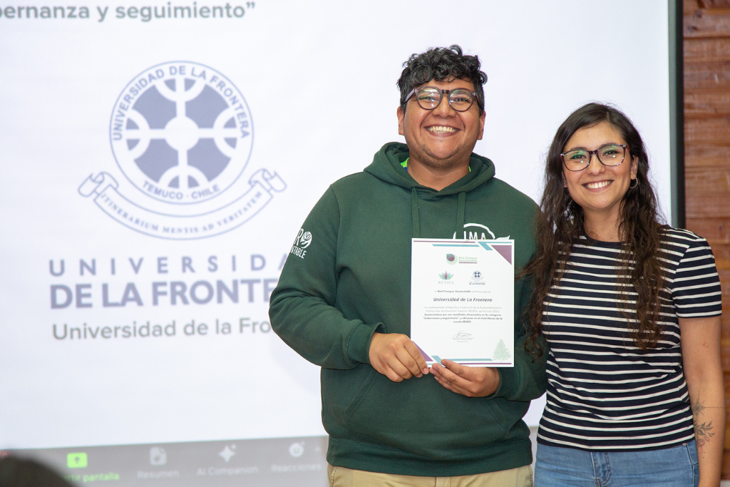 Francisco Rubilar Rocha, encargado de la Política de Sustantabilidad, recibe el reconocimiento de manos de la Vicepresidenta de la Red de Campus Sustentable, Rocío Riveros Quintana